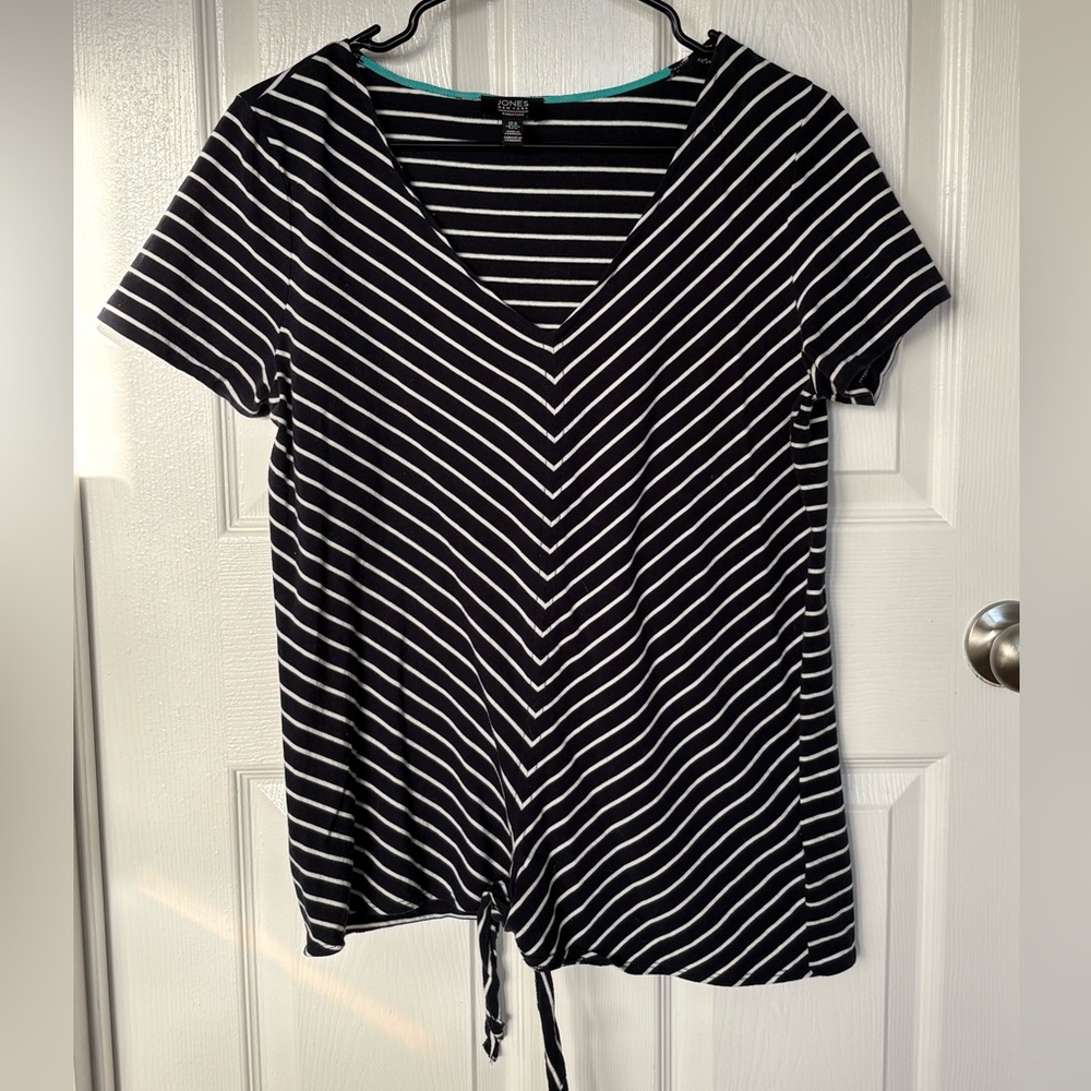 Jones New York Black and White Chevron Tie-Front Top